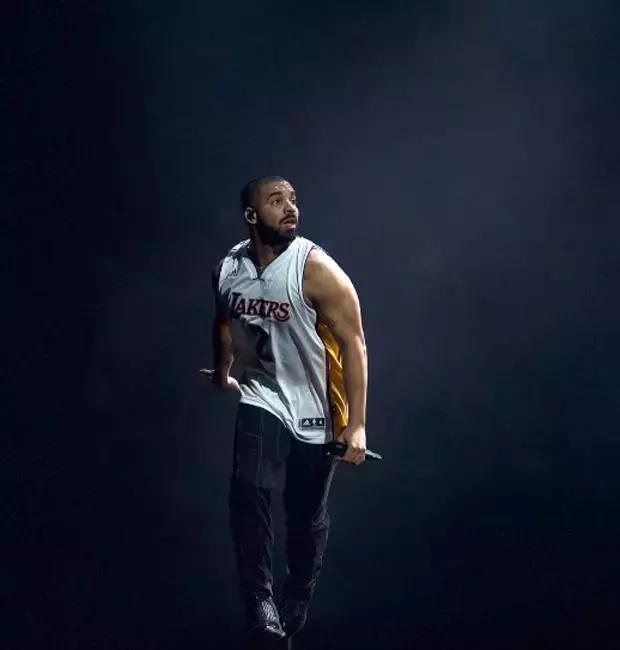 欧美高级感球鞋穿搭,明星们的球鞋穿搭