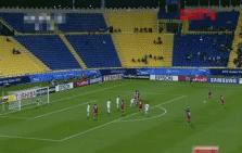 国足过人踩球被失误gif,国足5:1马来西亚gif