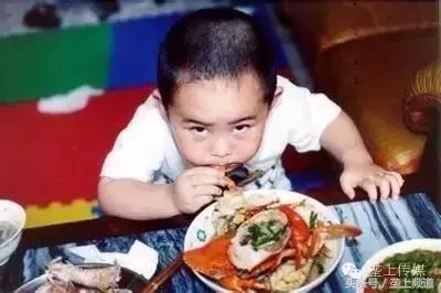 她年年吃螃蟹都没事，今年吃却满身长紫斑还尿血！为啥？