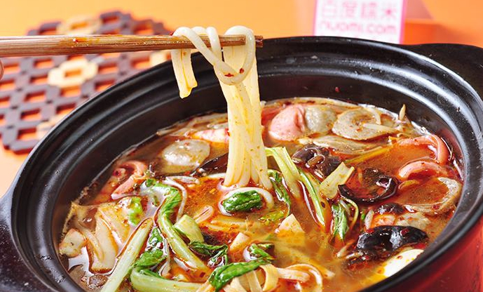 经营米线店50多年的阿姨拿出了压箱底的过桥米线做法及汤料配方