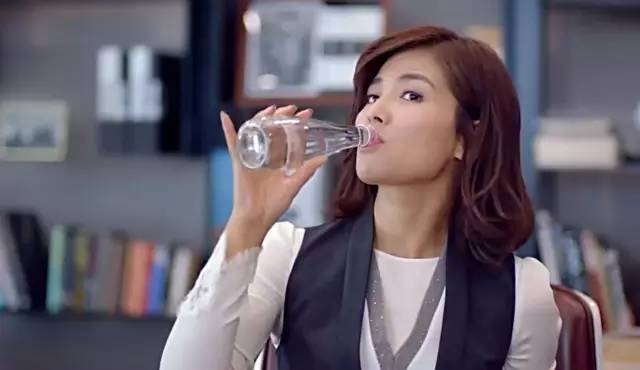 斐济矿泉水王思聪,王思聪喝斐济水是什么意思