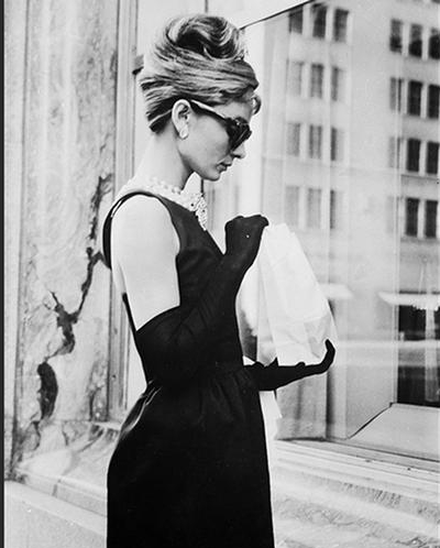 小黑裙何以成为时髦女人的必备衣物？