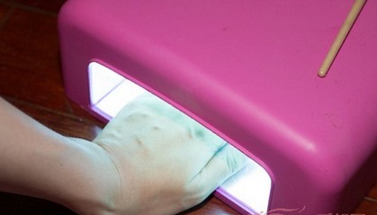 时尚亮片光疗美甲教程具体步骤图解，快来和小编一起学习！