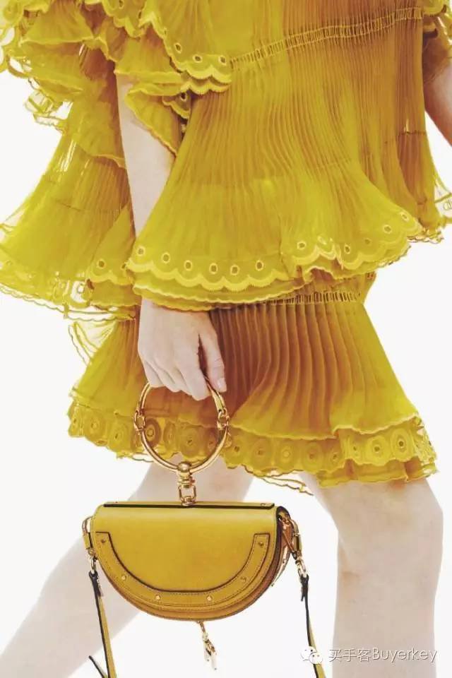 手拿包女推荐真皮徽章款,新款女士手拿包百搭大容量