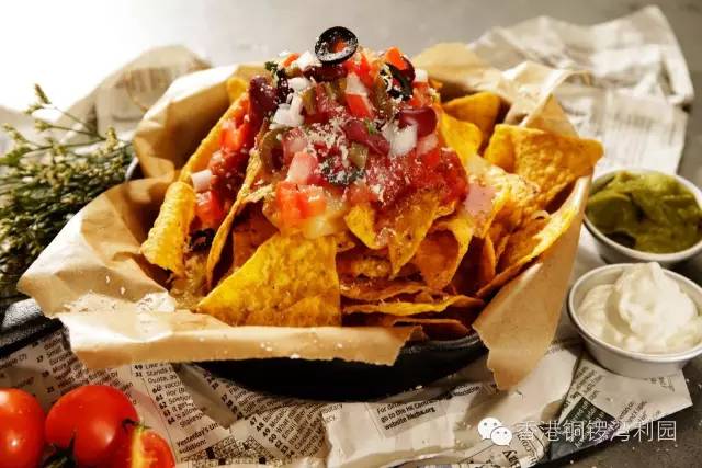 满记甜品在香港新开的旗舰店里卖起了意粉、披萨和烤玉米