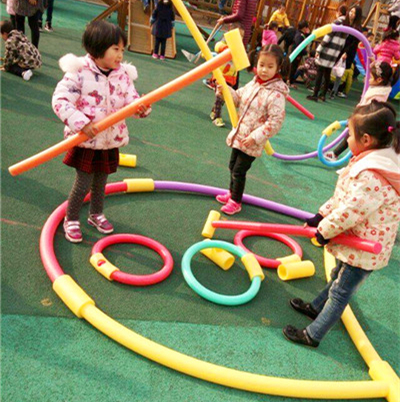 幼儿园户外轮胎的投放,幼儿园三个轮胎怎么固定让幼儿玩