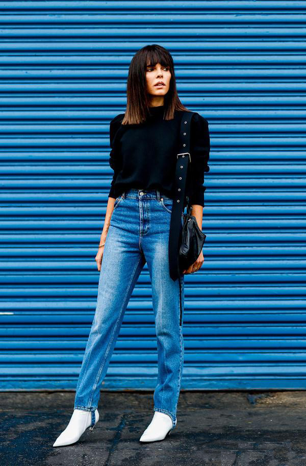 你看,那个人还在穿90年代的踩脚裤!