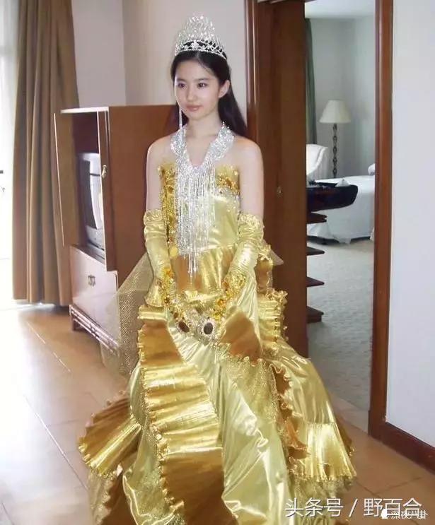 唐嫣一身潮装启程巴黎看秀,唐嫣山寨高定