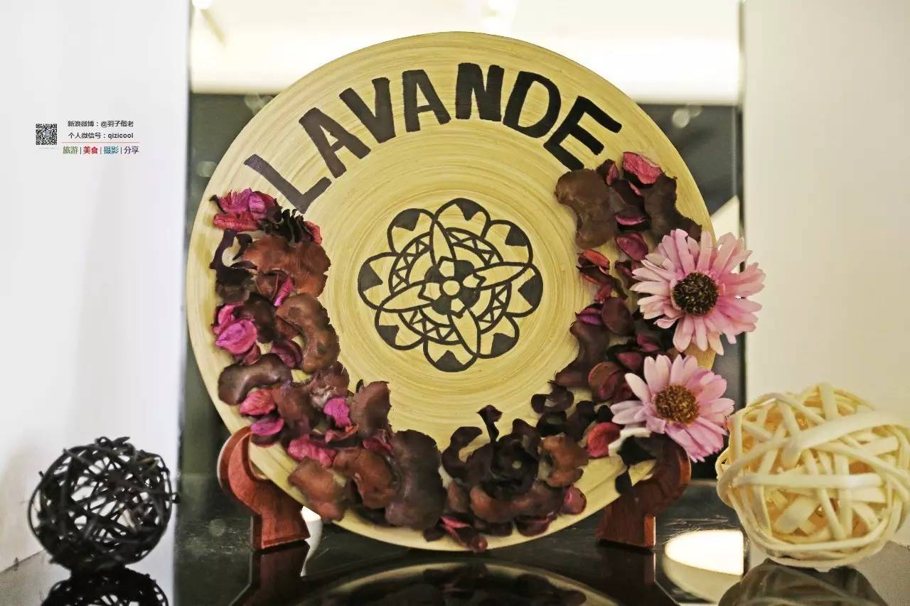 这一家酒店有门童，叫“白手套”。