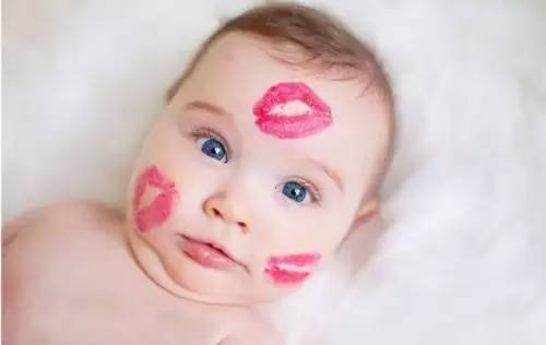 传疯了！只因家人一个习惯性的动作，1岁宝宝从头到脚染满病毒！