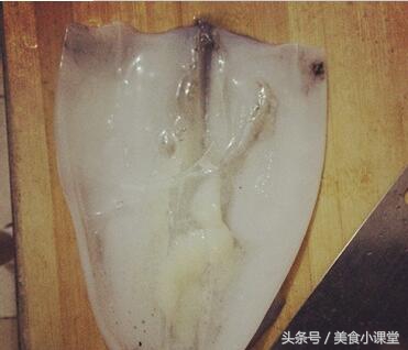 清洗鱿鱼时要把外皮剥掉吗,清洗整条鱿鱼