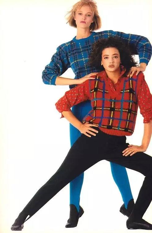 你看,那个人还在穿90年代的踩脚裤!