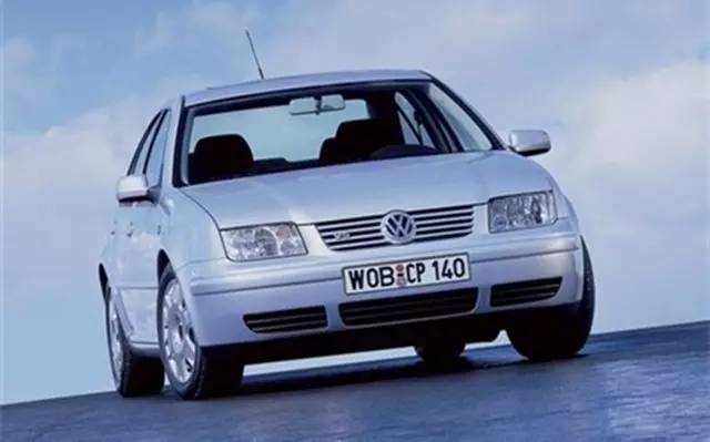 后视镜设计很别致,后视镜内部设计