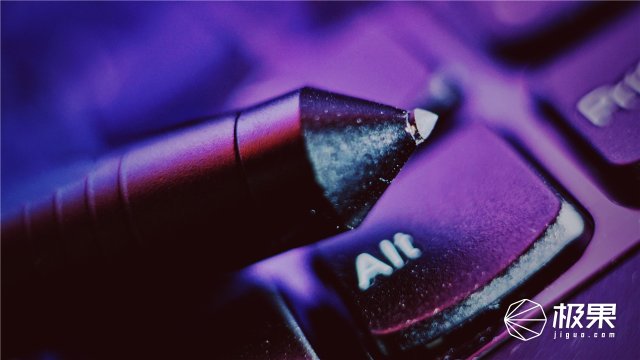 这盒子还没手掌大，里面的工具却比工具箱还全，野外保命全靠它