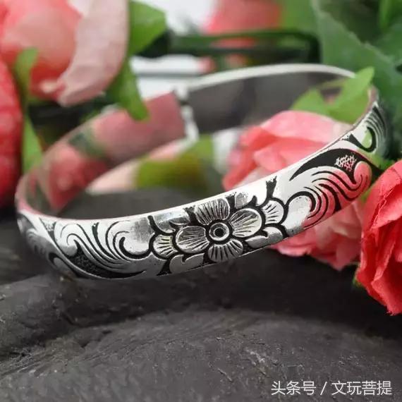 银饰品为什么会变黑,银饰品变黑了怎么办一招教你变新