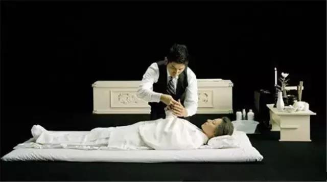 入殓师这个职业是什么 (入殓师每个职业都值得被尊重)