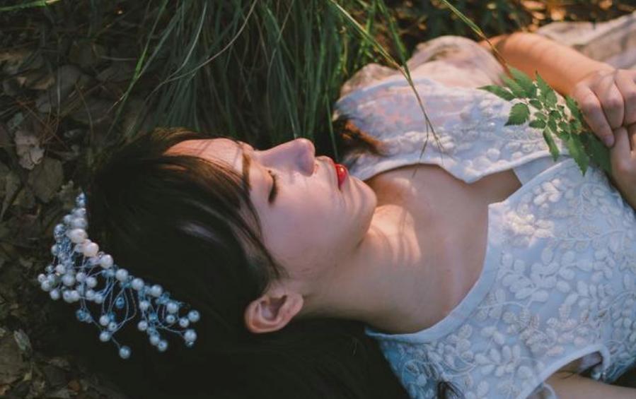 小说：*男美**同桌的小秘密被她发现，对她态度立马变，想办法讨好她