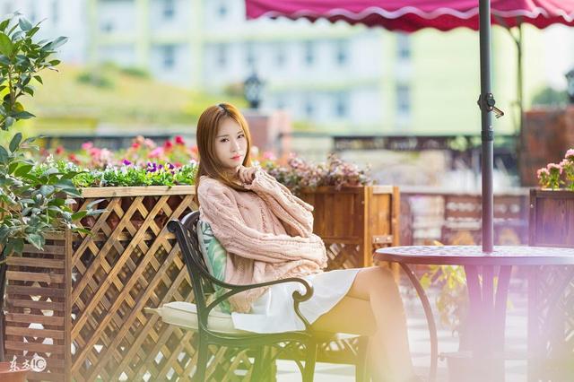 富少不听劝告,富少挑衅穷小伙反被教训忙求饶