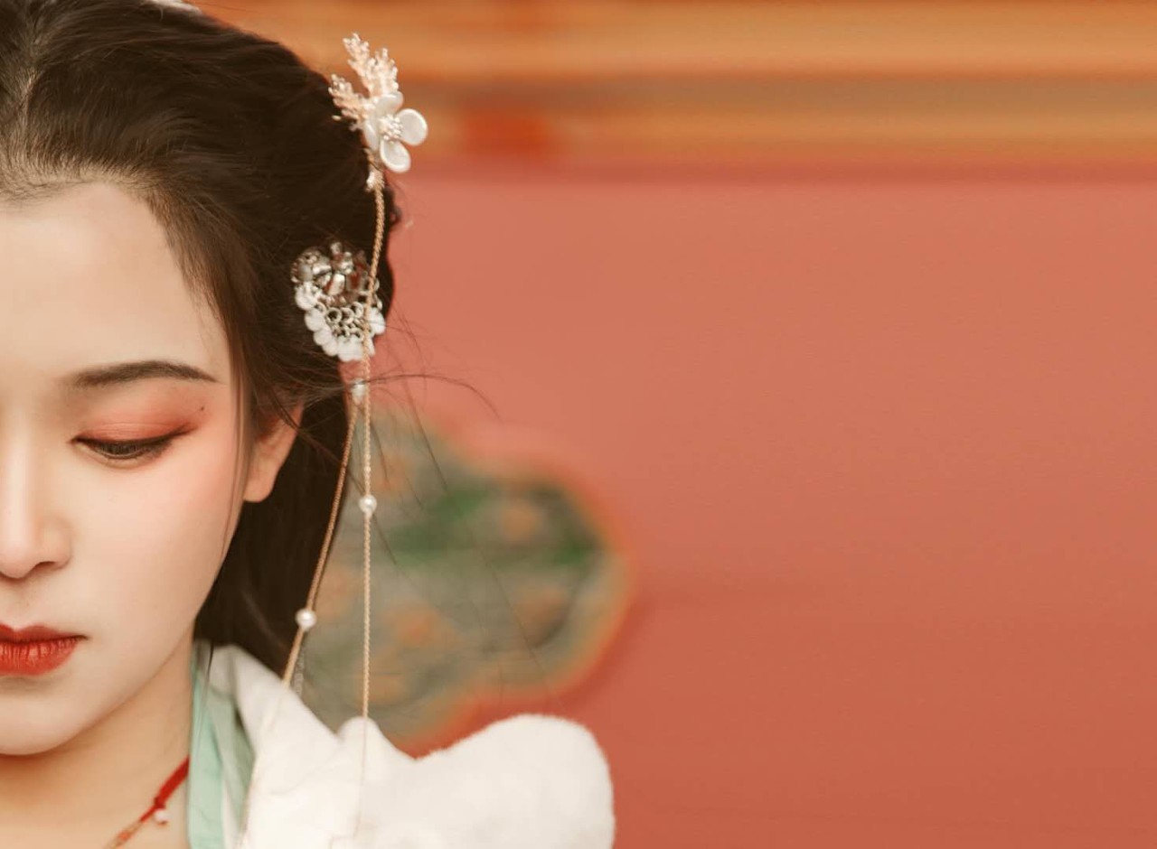 小说：穿越异世，她掉进万蛇窟，猛往身上洒雄黄，王爷紧随她跳下