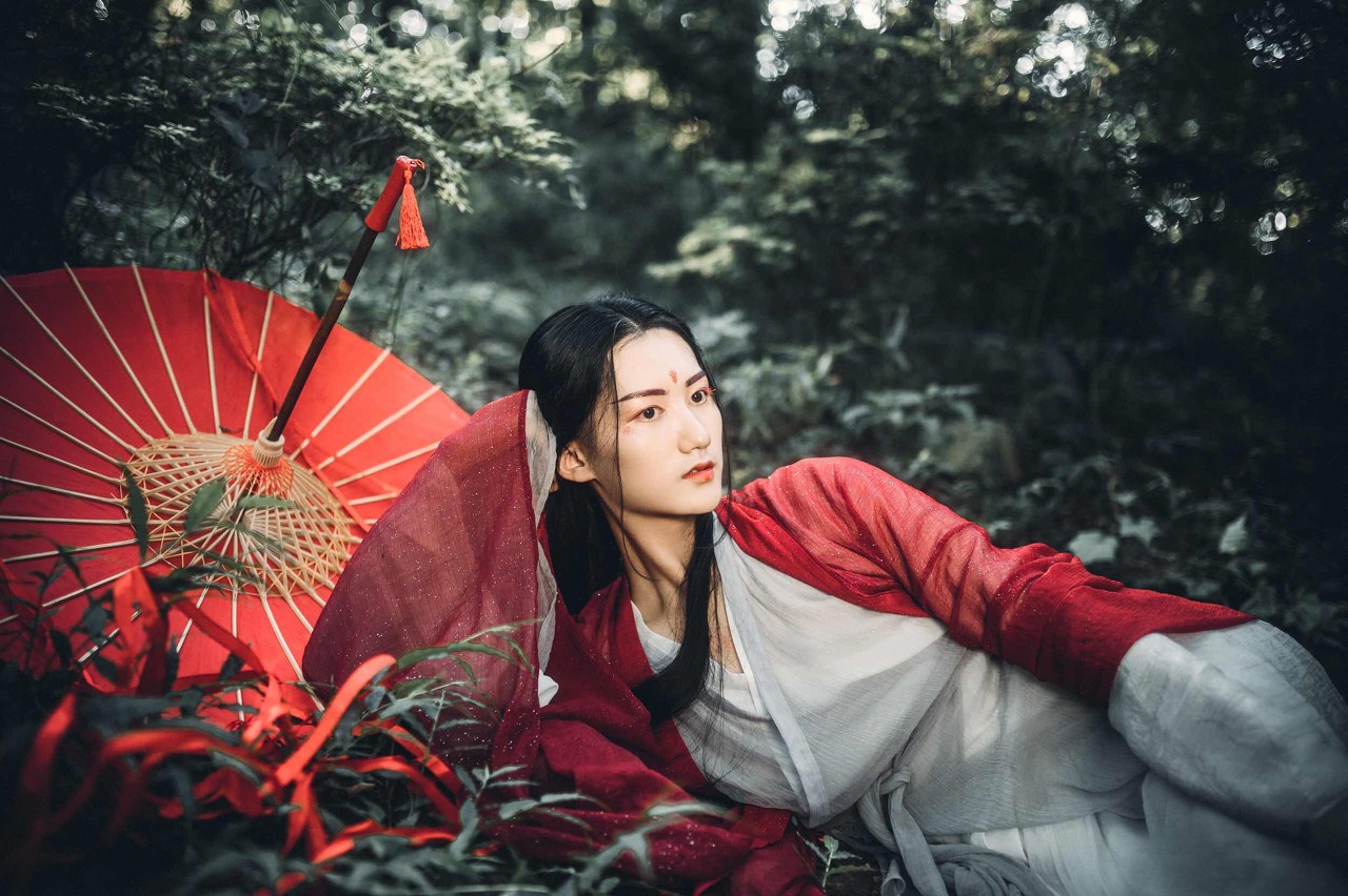 小说：恶奴嘲笑废材少年，不料少年眼神不一样了，灵魂早就换人了