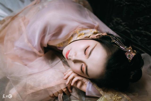 富少本想刁难不料一抬头顿时沦陷,富少被打小说