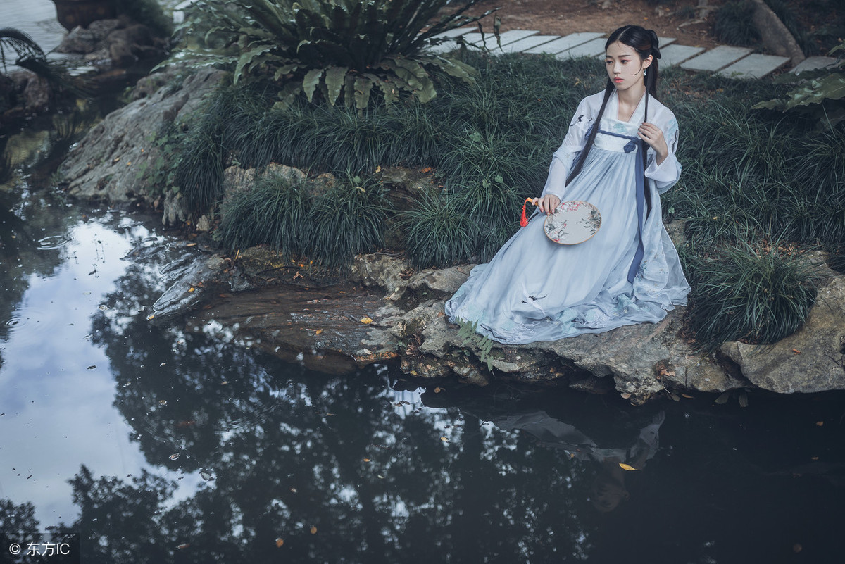 小说：穿越后，她被*男美**强行索吻，说：就当是啃了一个猪蹄子