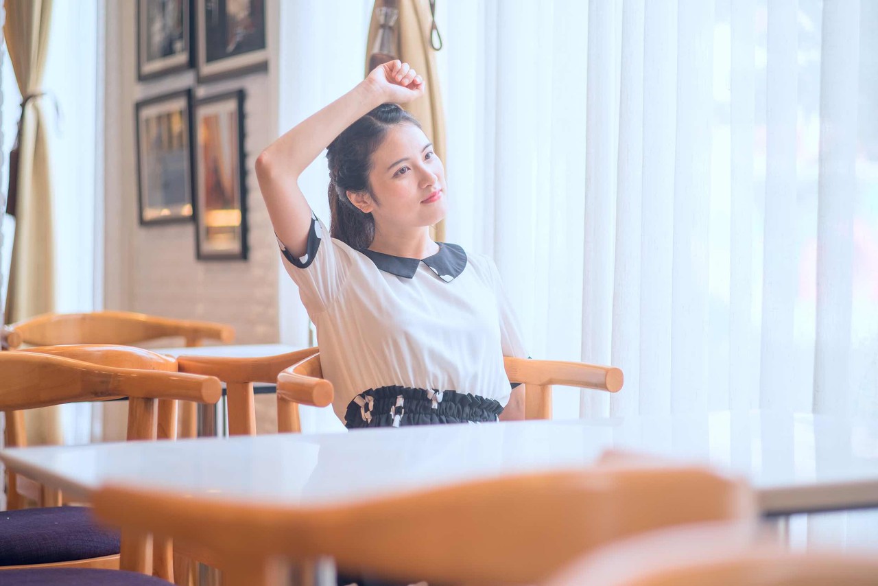 小说：女职员打了要侵犯自己的上司，当天就被报复，加班到半夜