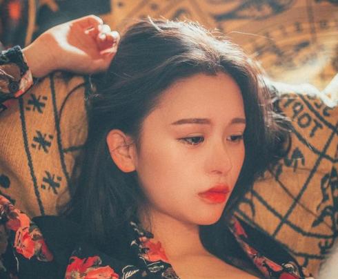 小说：小妻子在酒吧鬼混，被人撕扯衣服，正巧总裁进门，全看见了