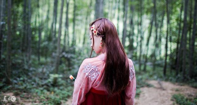 小说：她让花花公子带自己进*楼青**，是想找贵客谈生意，但仍有私心