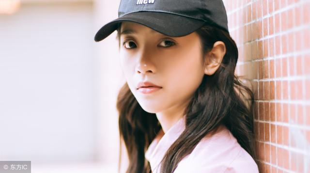 小说：美女担心他买不起单，偷偷给他钱，不料他伸手一掏是至尊卡