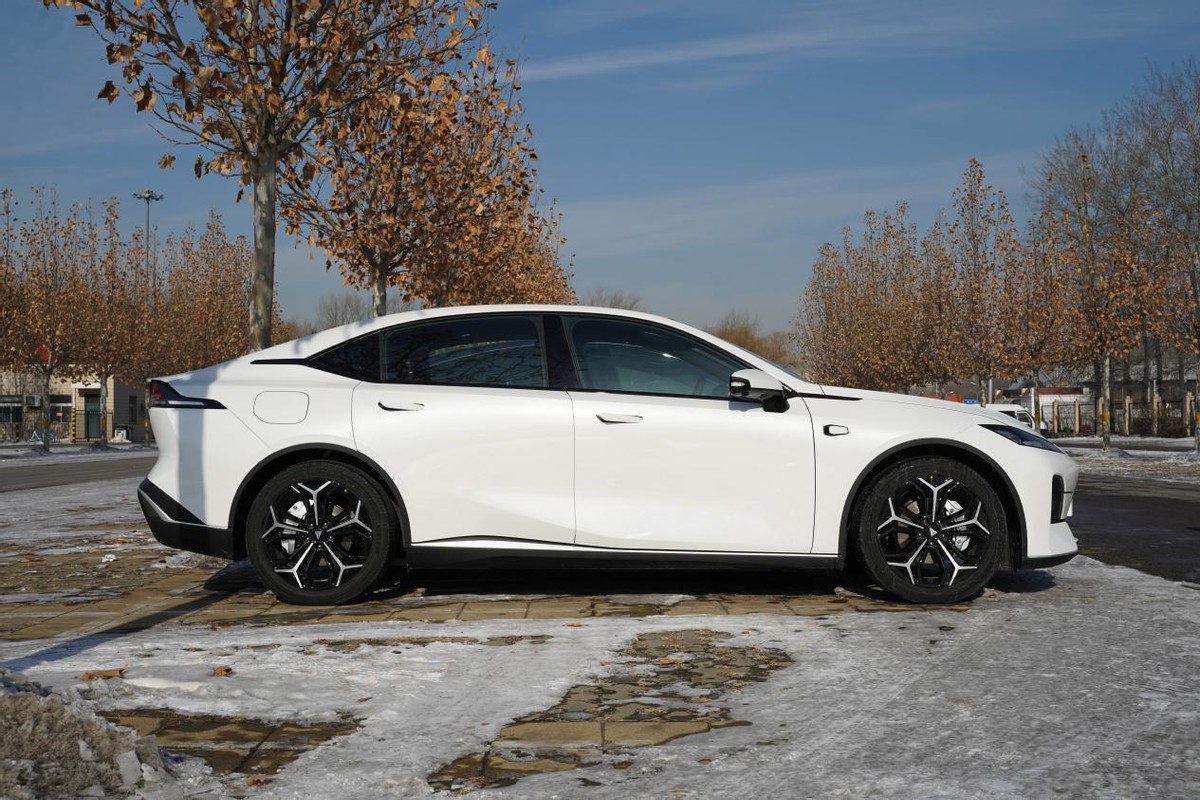 新款深蓝sl03纯电版驾驶体验,深蓝sl03属于什么档次的车