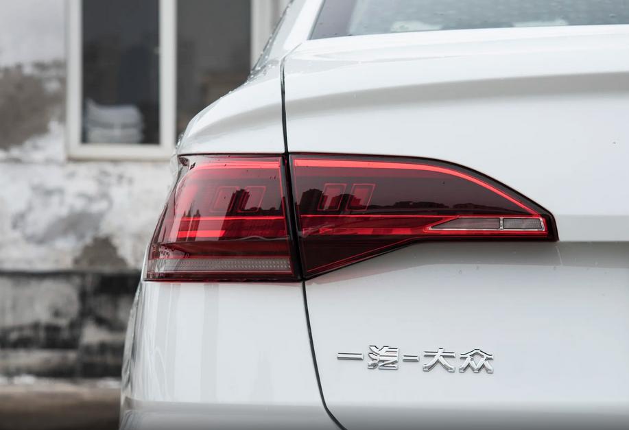 买十万元车大众朗逸宝来哪个好,建议穷人买的三款车大众宝来