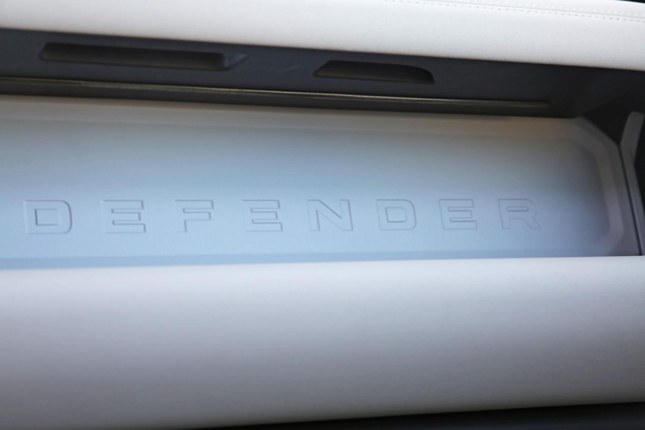 陈震试驾路虎卫士90,怎么优雅的上越野车