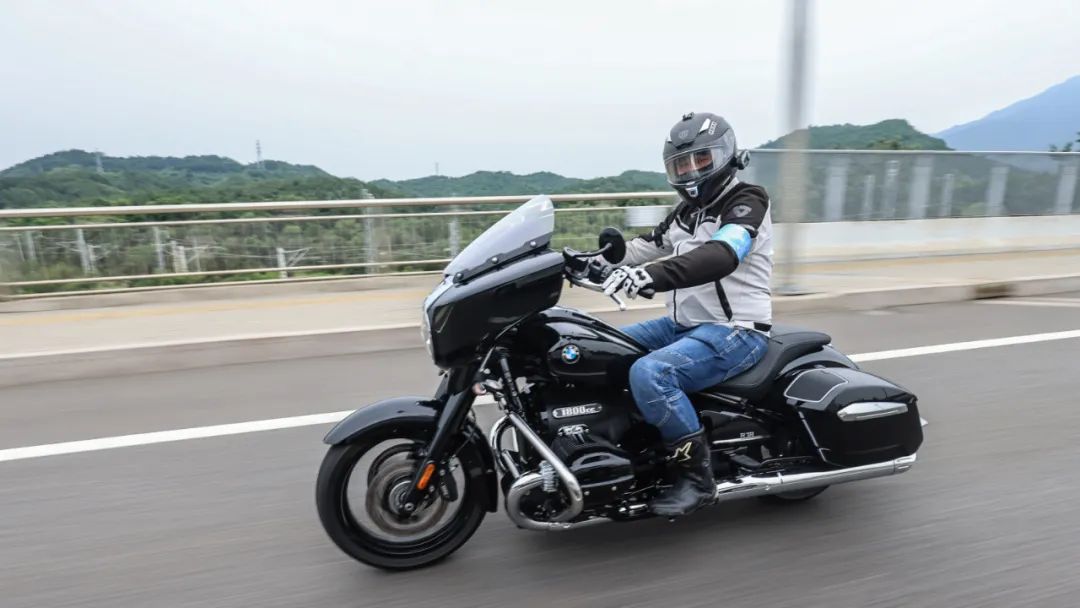 宝马最新款r系列旅行摩托车,宝马2019复古摩托