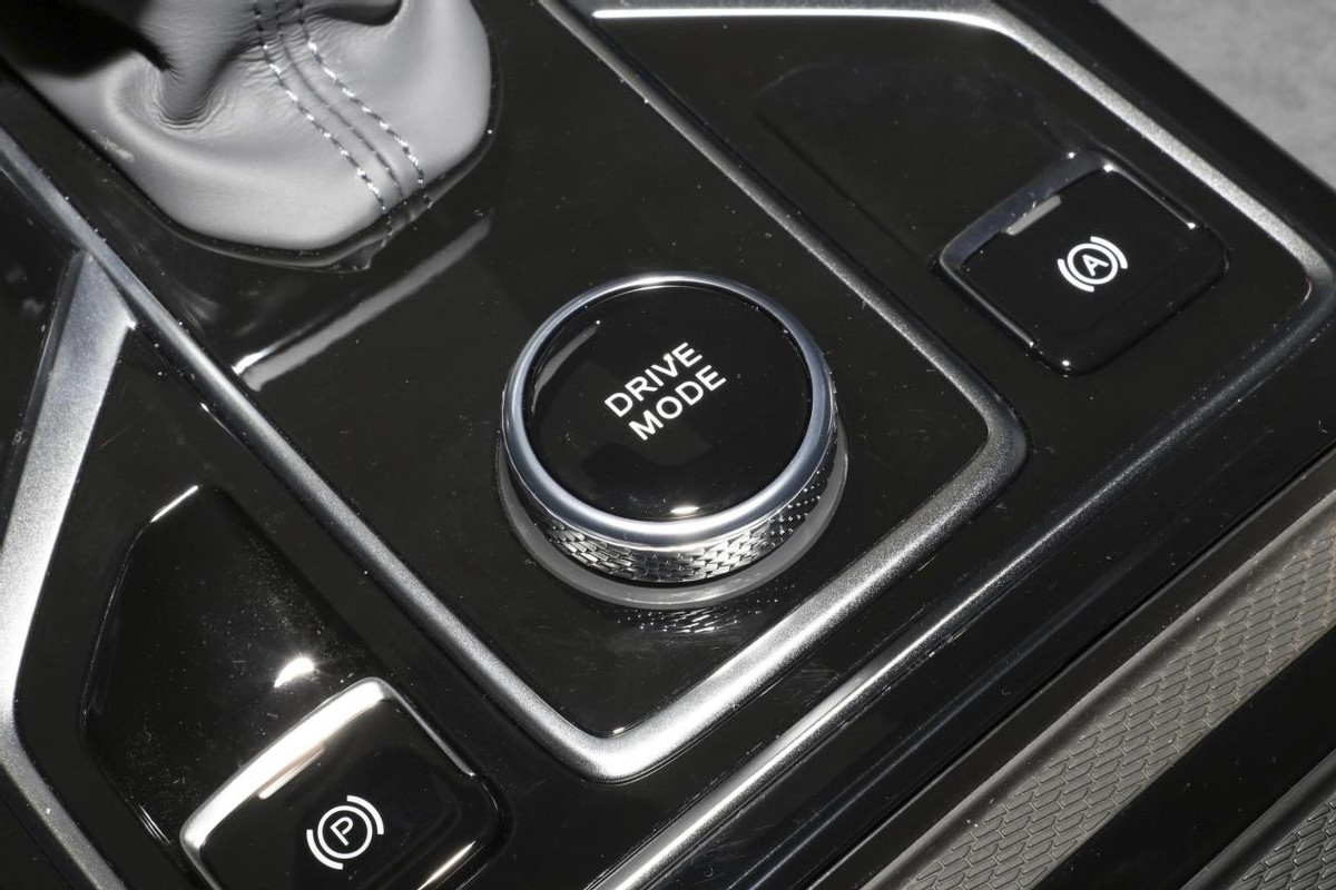 红旗hs5四驱顶配值得入手呢,试驾红旗hs5最新款视频