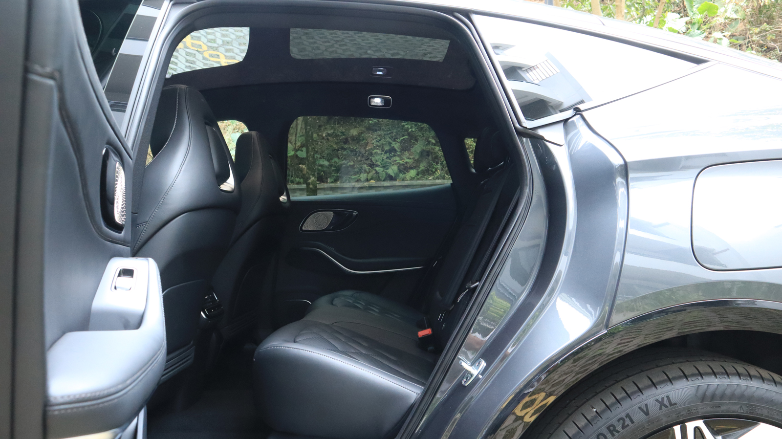 阿斯顿马丁dbx3.0t六缸,540400米加速