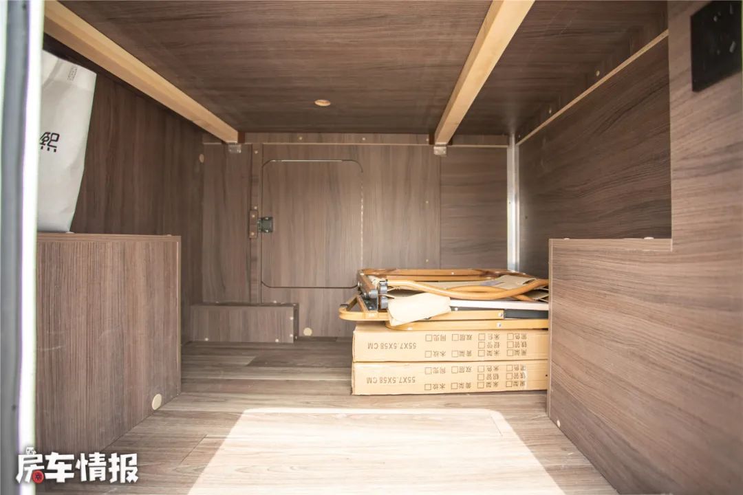 12万上汽跃进s100平头轻卡房车,跃进h300轻卡房车室内220v电源