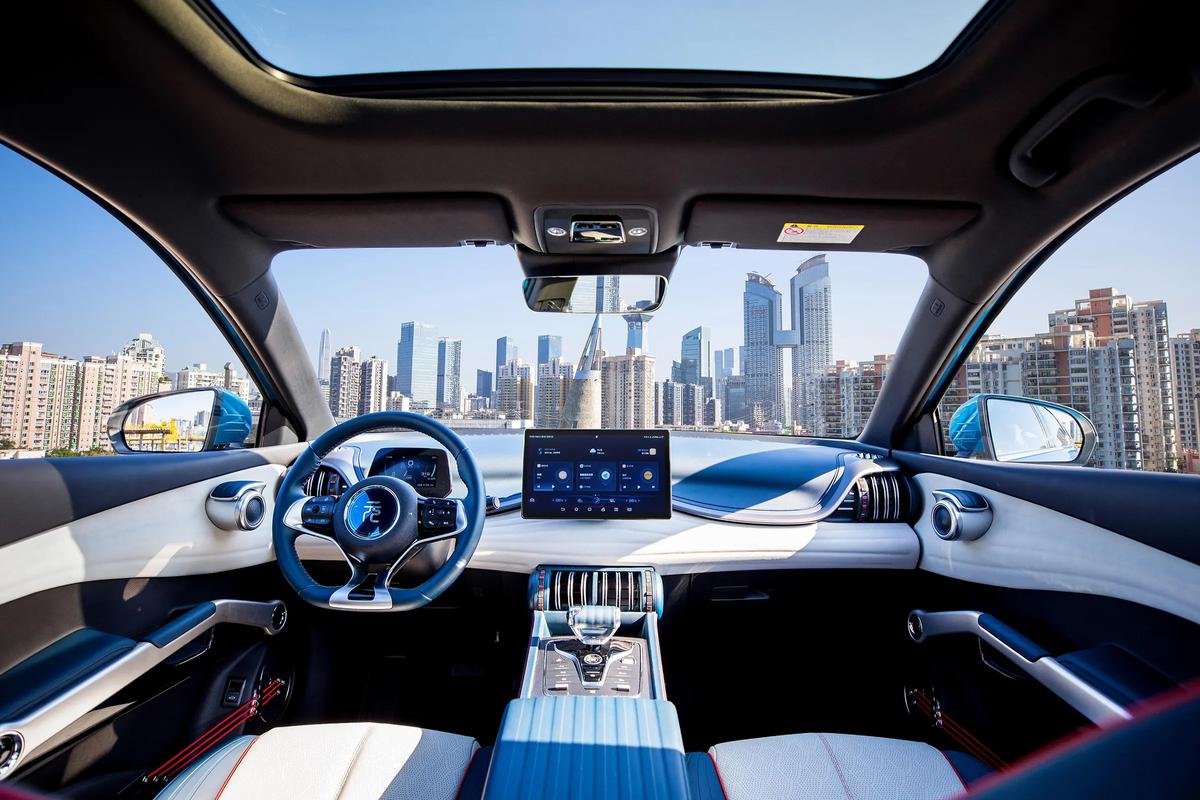 五菱油电混动适合女生开的车,2-3万适合女生开的车新能源五菱