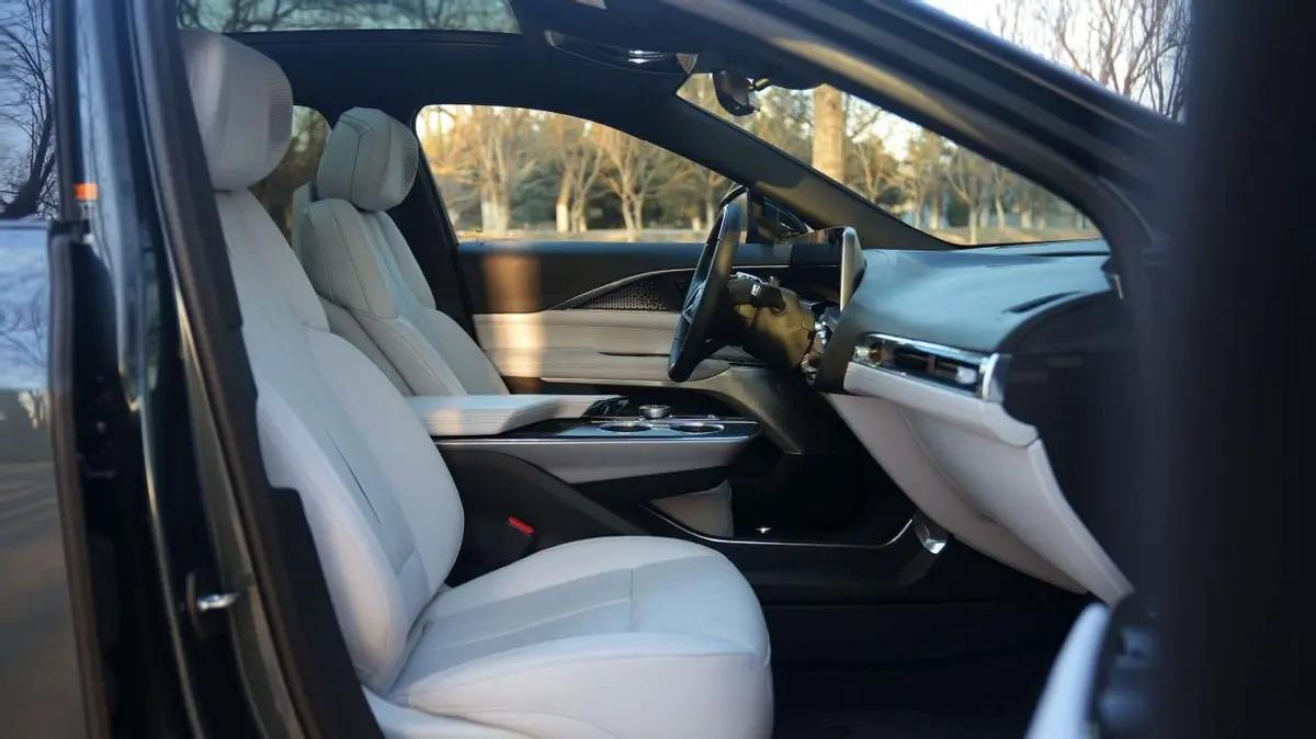 凯迪拉克锐歌燃油版,底盘舒适性及隔音好的车