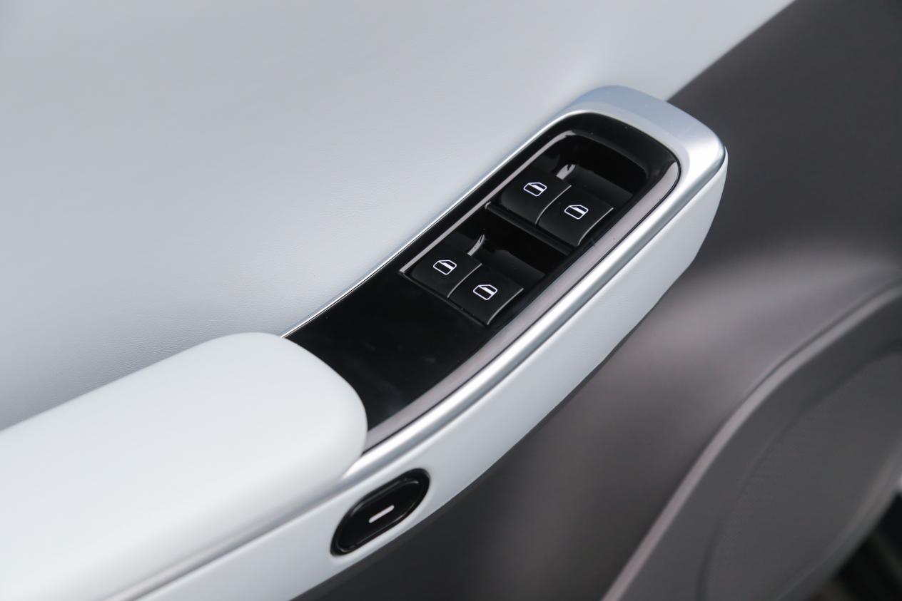 2023入门版c01和c11哪个值得买,零跑c01最新款试驾