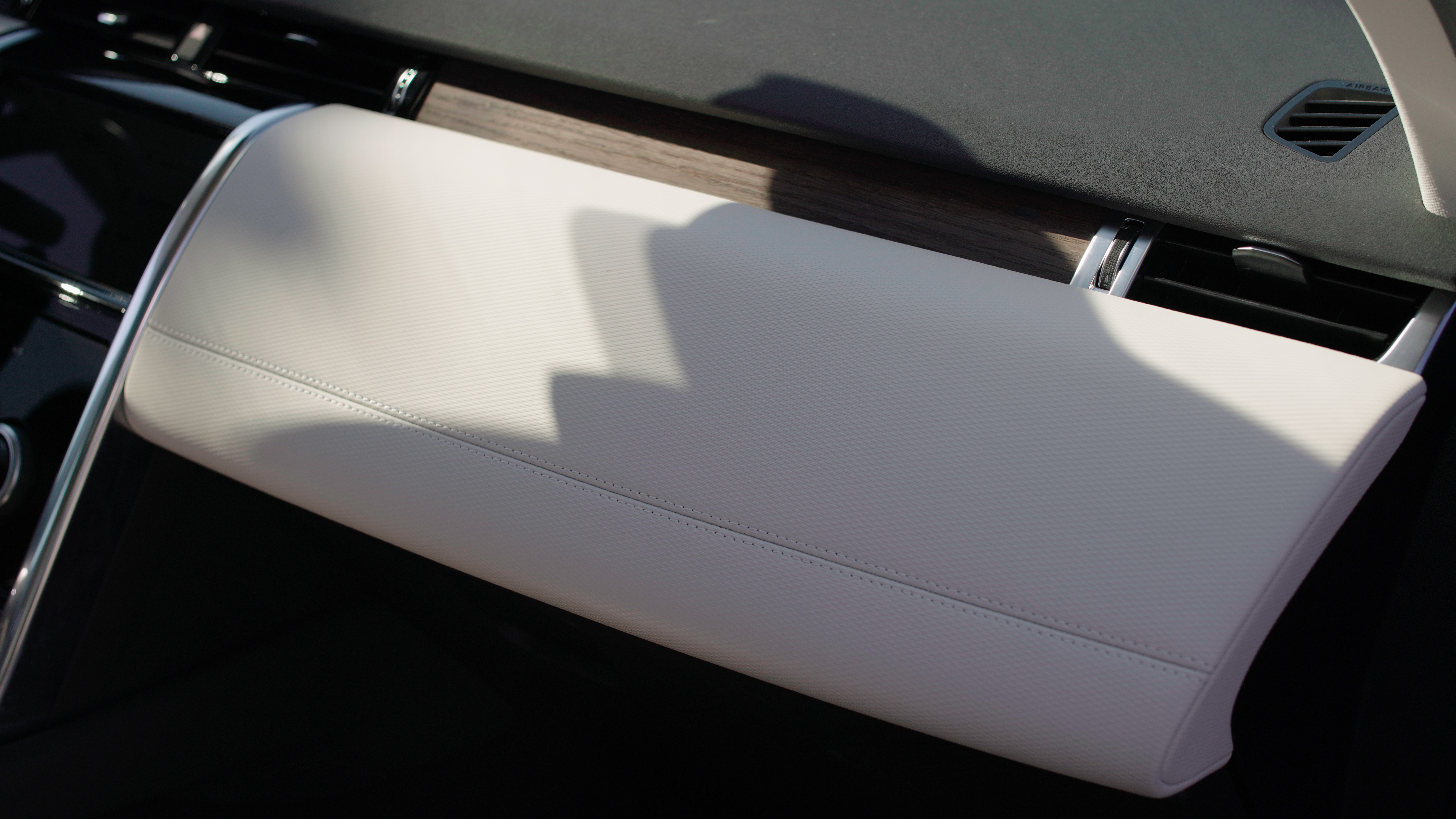 路虎发现运动版和捷豹fpace哪个好,路虎发现运动版和凯迪拉克xt5对比