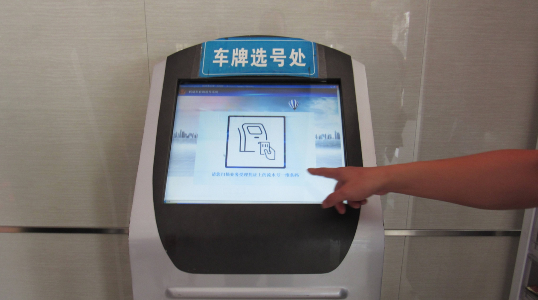 自己上牌和4s店上牌要少用多少钱,在4s店上牌需要哪些流程和费用