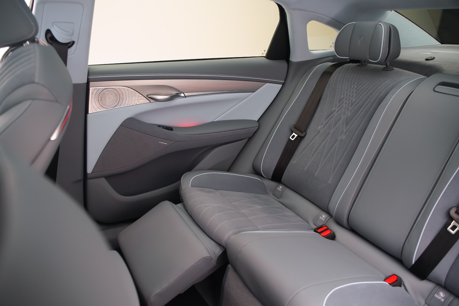 岚图首款轿车谍照曝光车长超5米,试驾岚图纯双引擎suv