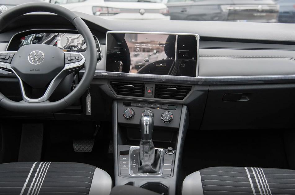 买十万元车大众朗逸宝来哪个好,建议穷人买的三款车大众宝来