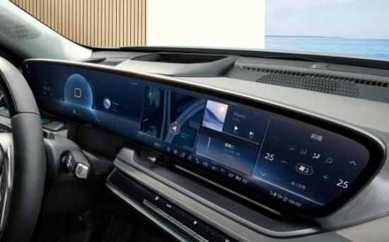 别克E5的起售价20.89万，卷死同行，30寸6k屏，车内看电视美滋滋