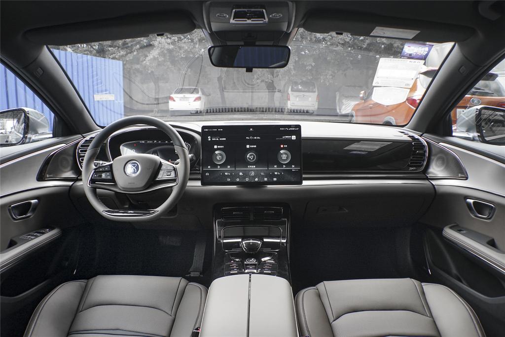 中央是一个15.6英寸液晶屏幕和各种功能按钮