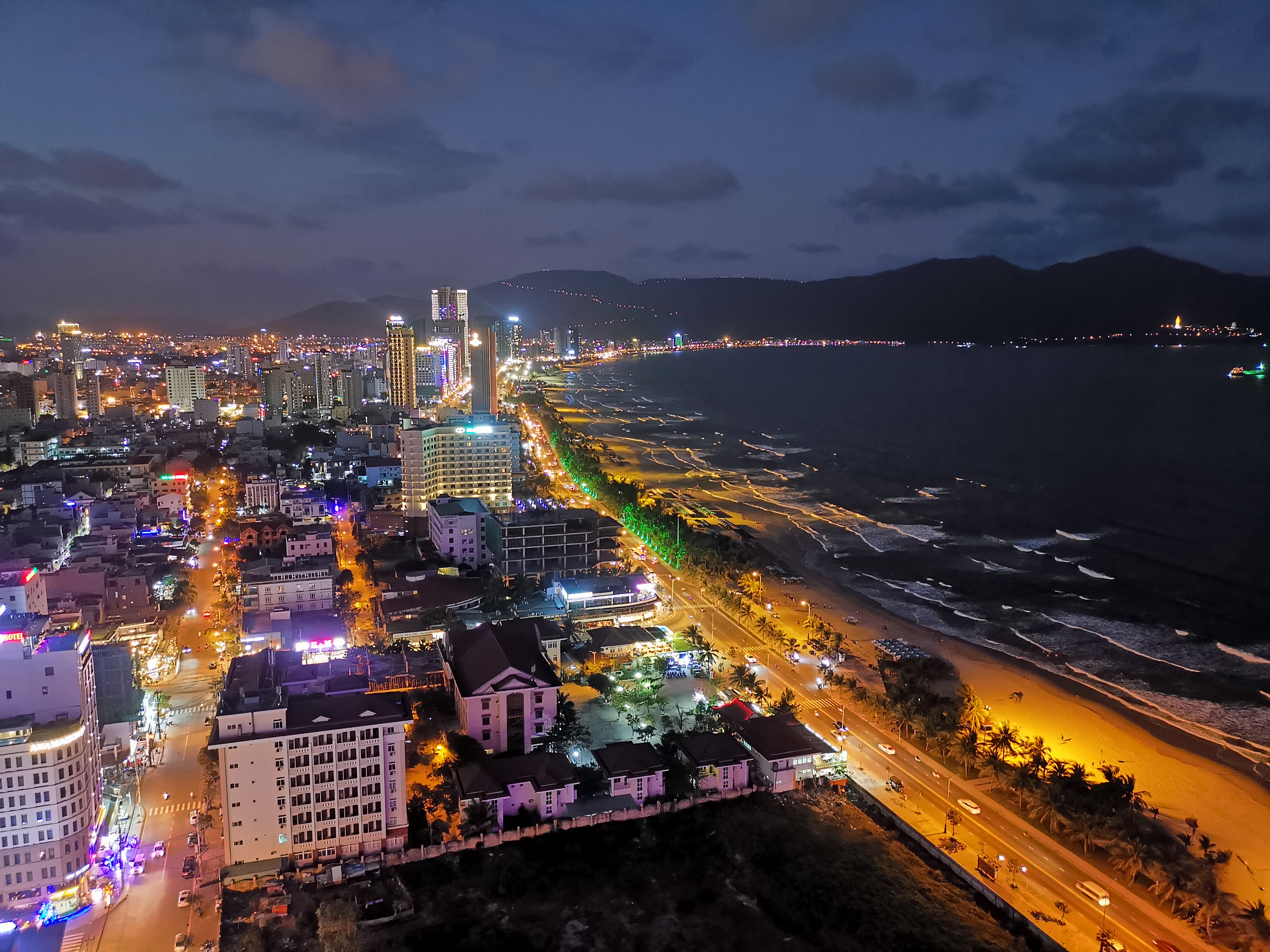 打卡越南岘港网红巴拿山佛手桥,越南岘港旅游网红打卡地