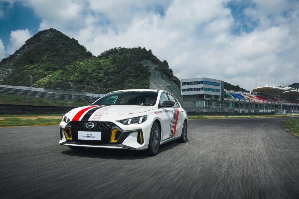 传祺影豹热血挑战亚洲飞人苏炳添,苏炳添的车是什么品牌车