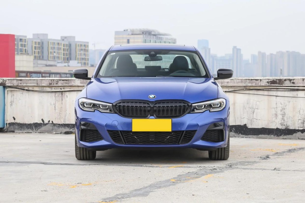 讲解一下最新款宝马325,宝马325标轴耀夜版空间表现