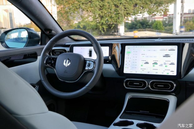 零跑c01:7.7秒破百纯电续航525km,零跑c01后驱长续航加速pk燃油车